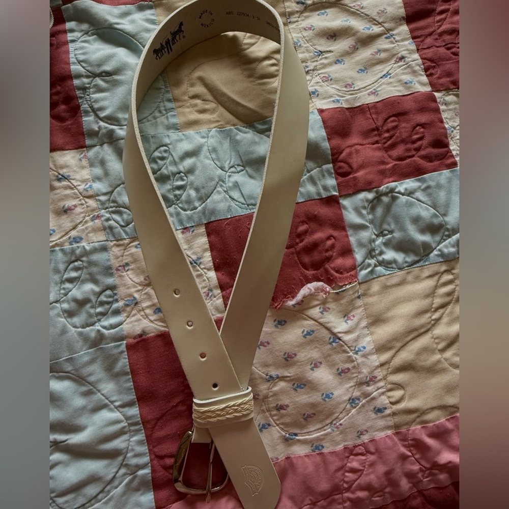 white levi’s leather belt